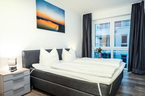 a bedroom with a bed and a window at Ferienwohnung Residenz Bollwark in Kappeln