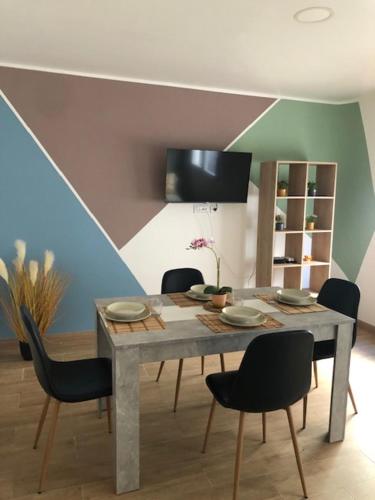 a dining room with a table and chairs at BEL APPARTEMENT ROSES PLAGE in Roses