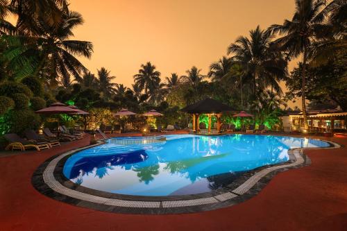 ベノーリムにあるFortune Resort Benaulim, Goa - Member ITC's Hotel Groupの- リゾートのスイミングプール(夜間)