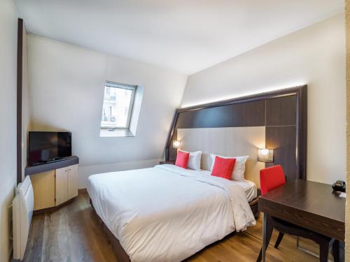 Una cama o camas en una habitación de Hôtel de Bonlieu