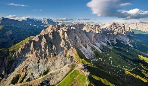 z góry widok z drogi w obiekcie Rifugio Frara w mieście Selva di Val Gardena