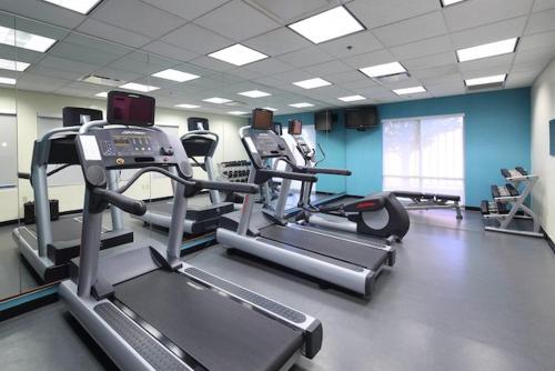 Posilňovňa alebo fitness centrum v ubytovaní Fairfield Inn & Suites by Marriott Newark Liberty International Airport