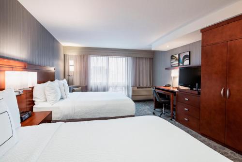 Un pat sau paturi într-o cameră la Courtyard by Marriott Edmonton West