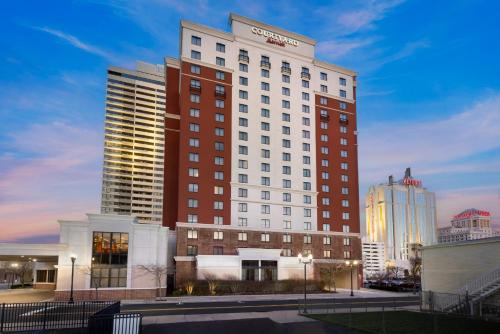 d'un bâtiment d'hôtel dans une ville dans l'établissement Courtyard by Marriott Atlantic City Beach Block, à Atlantic City