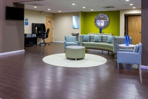 TV i/ili multimedijalni sistem u objektu Days Inn & Suites by Wyndham Cherry Hill - Philadelphia