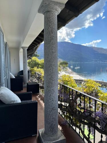 アスコナにあるAppartamento Ascona Vista Lagoの水辺の景色を望む家のバルコニー