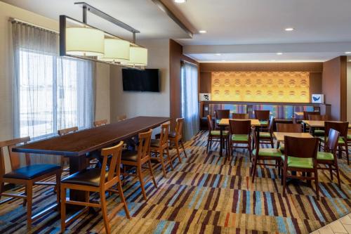 Fairfield Inn & Suites by Marriott Denver Aurora/Medical Center में टेलीविजन और/या मनोरंजन केंद्र