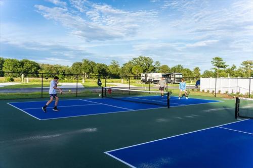 Tennis- og/eller squashfaciliteter på Gulf Shores RV Resort eller i nærheden