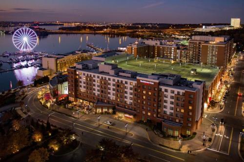 una vista aerea di una città con ruota panoramica di Residence Inn by Marriott National Harbor Washington, D.C. Area a National Harbor