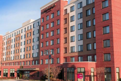 un edificio in mattoni rossi su una strada cittadina di Residence Inn by Marriott National Harbor Washington, D.C. Area a National Harbor