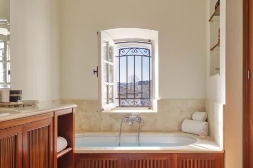 baño con bañera y ventana en Airelles Pan Dei Palais, en Saint-Tropez