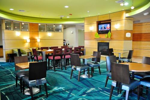 Televisyen dan/atau pusat hiburan di SpringHill Suites Galveston Island