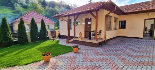 una casa con patio y césped con plantas en Hős-Ceglédi Vendégház Miskolc -Önálló otthon, mely csak az Önöké, en Miskolc