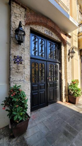 una puerta negra en el lateral de un edificio en Hotel Class Colonial, en Santo Domingo