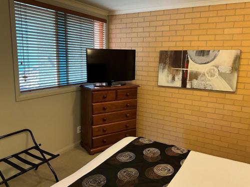 Televisyen dan/atau pusat hiburan di Albury Georgian Motel & Suites