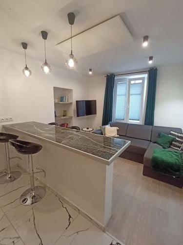 A kitchen or kitchenette at Apartament w centrum miasta przy parku i jeziorze