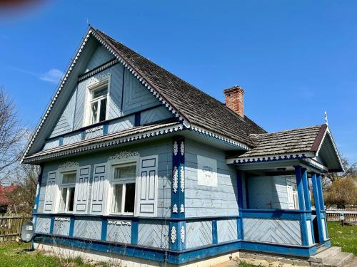 niebieski dom z czarnym dachem w obiekcie Leśne PoBudki w Białowieży