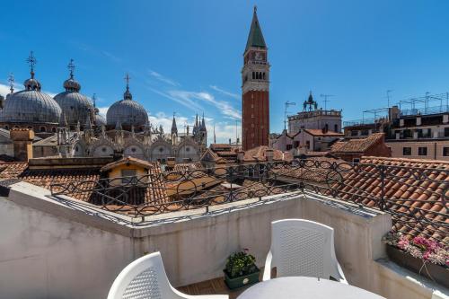 Una vista general de Venecia o una vista desde la ciudad tomada desde el hotel