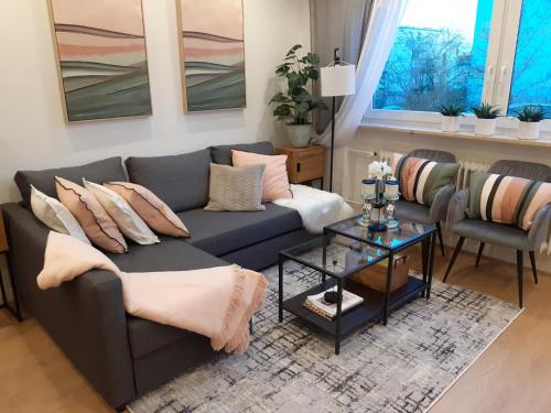 NEW - Apartment Kameni Confort Wifi Munich Airport Family في نيوفهارن بي فريسنج: غرفة معيشة مع أريكة وطاولة