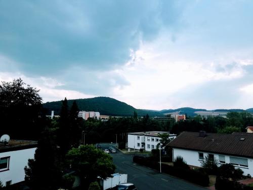 Blick auf eine Stadt mit Bergen im Hintergrund in der Unterkunft Haus Royal in Bad Wildungen