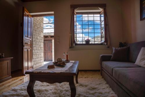 uma sala de estar com um sofá e uma mesa de centro em Zagori Home em Monodendri