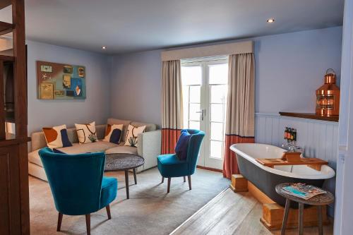 - un salon avec un canapé et une baignoire dans l'établissement Hotel Du Vin Poole, à Poole