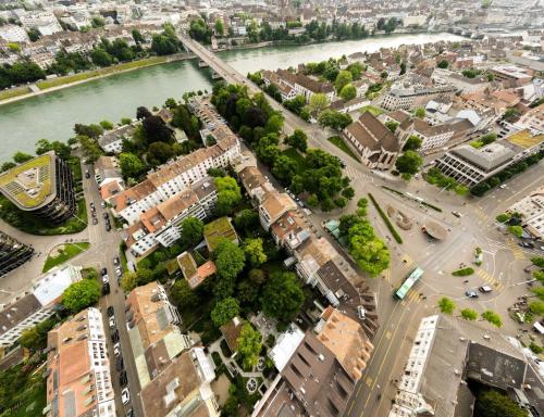 Pemandangan umum Basel atau pemandangan kota yang diambil dari hotel