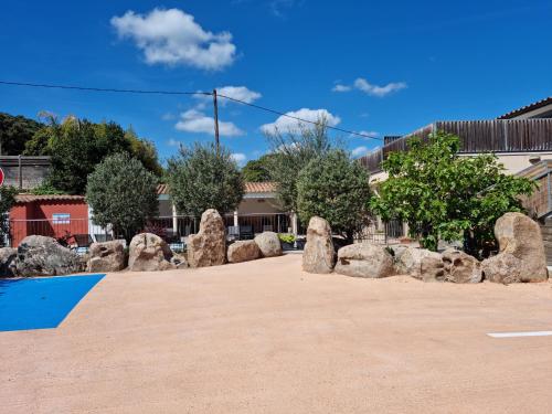 um grupo de rochas grandes num parque de estacionamento em Hôtel Casa di Mama em Porto-Vecchio