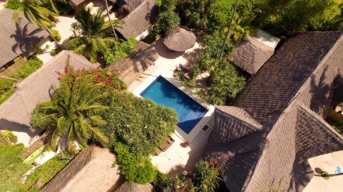 eine Luftansicht eines Hauses mit Pool in der Unterkunft Zanzibar Sunrise at Bandas in Matemwe