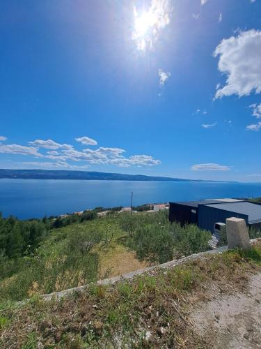 - une vue sur une grande étendue d'eau dans l'établissement Bella vista with jacuzzi 1, à Omiš