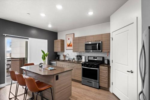 A kitchen or kitchenette at Urban Oasis in the Center of SLC