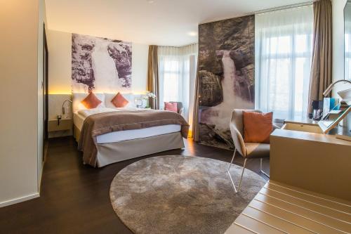 une chambre d'hôtel avec un lit et une chaise dans l'établissement Cascada Boutique Hotel, à Lucerne