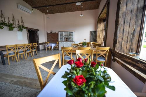 uma sala de jantar com uma mesa com rosas em Willa Zator em Oświęcim