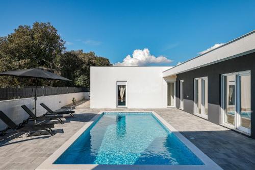 una piscina en el patio trasero de una casa en La Reina House - Private Heated Pool, en Bibinje