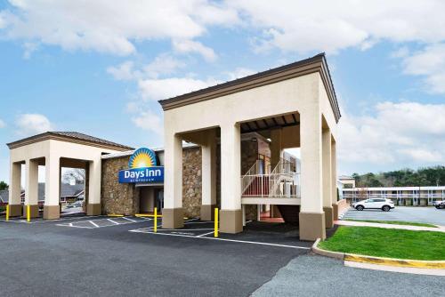 - une vue sur le parking d'une auberge perdue dans l'établissement Days Inn by Wyndham Charlottesville/University Area, à Charlottesville