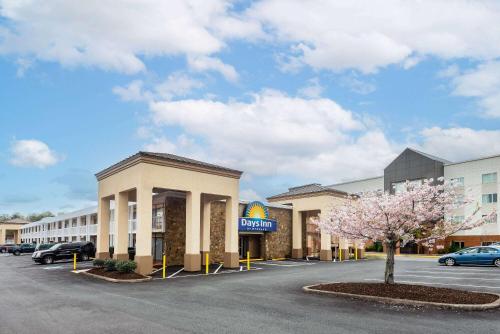 un hôtel avec un parking dans l'établissement Days Inn by Wyndham Charlottesville/University Area, à Charlottesville