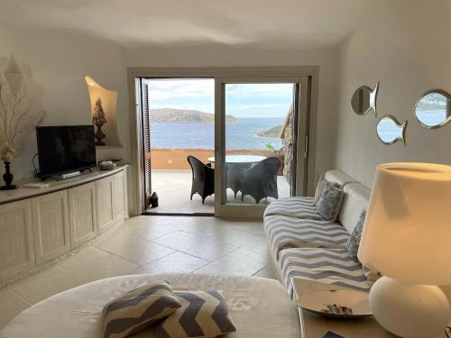 - un salon avec un canapé et une vue sur l'océan dans l'établissement San Teodoro Punta Est Magnifico Trilocale Vista Mare, à Cap Coda Cavallo