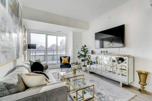 TV at/o entertainment center sa Waterfront Luxury Condo