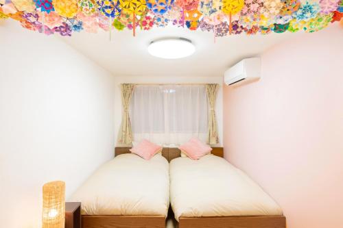 CuteFamilyHouse! 3LDK 6minShinjuku 3minJRsta Cozy,Fun,Bright! KidsFree Under6yrs में एक कमरे में एक या कई बेड