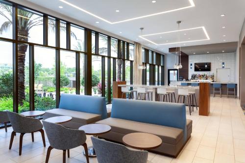 SpringHill Suites by Marriott Orlando at Millenia tesisinde bir oturma alanı