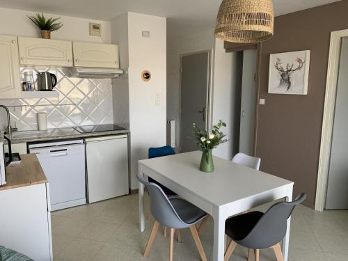 Dapur atau dapur kecil di Appartement F2 avec balcon, à 2 pas de la plage, parking privé, animaux admis - FR-1-482-113