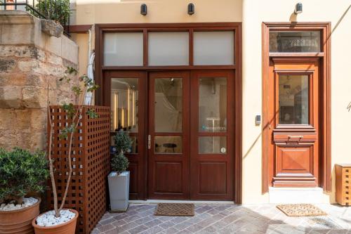 une porte d'entrée en bois d'une maison ornée de plantes dans l'établissement Hanim Boutique Hotel, à La Canée