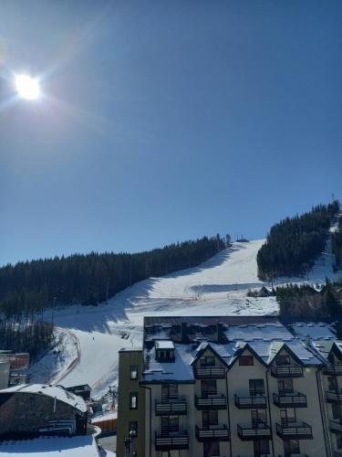 - une vue aérienne sur un complexe dans la neige dans l'établissement Urochyshe Vyshnya, à Bukovel