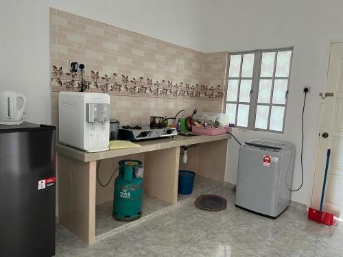 Dapur atau dapur kecil di Safiyya Homestay