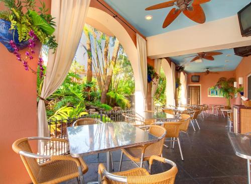 โทรทัศน์และ/หรือระบบความบันเทิงของ Tahitian Inn Boutique Hotel Tampa