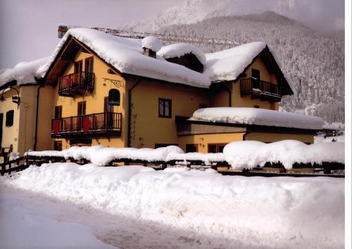 チェザーナ・トリネーゼにあるHOTEL LA GINESTRAの雪に覆われた家