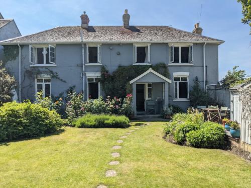 uma casa branca com um jardim em frente em Cliffside em Cowes