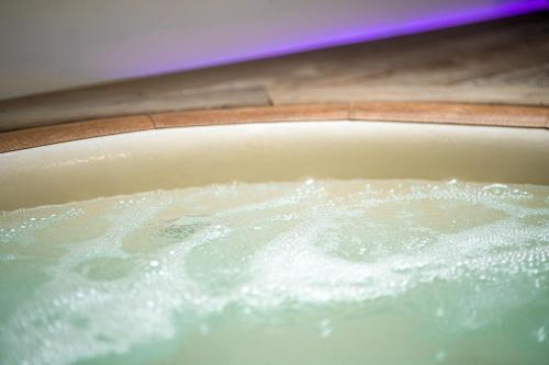 Foto da galeria de Le Lov't - Suite avec jacuzzi em Spontin