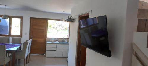 TV de pantalla plana colgada en la pared de la cocina en El cielo en Purmamarca, en Purmamarca