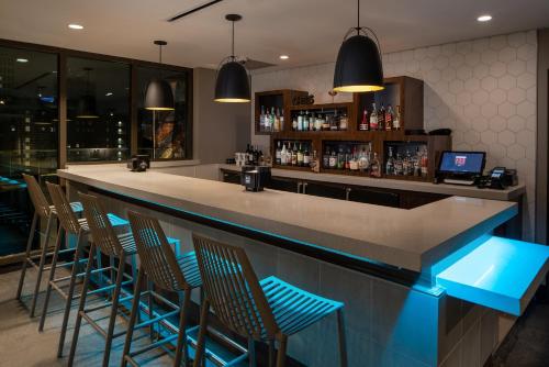 Zona de lounge sau bar la TownePlace Suites by Marriott New Orleans Downtown/Canal Street